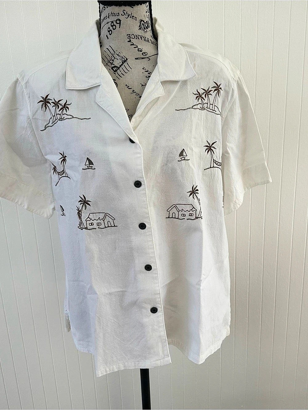 WHITE STAG Embroidered Short Sleeve Shirt in White Size XL Like New